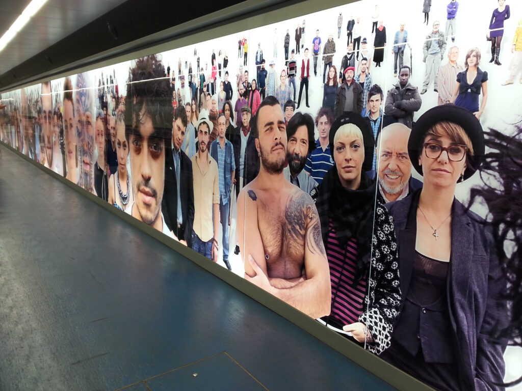 Stazione Toledo, installazione di Oliviero Toscani