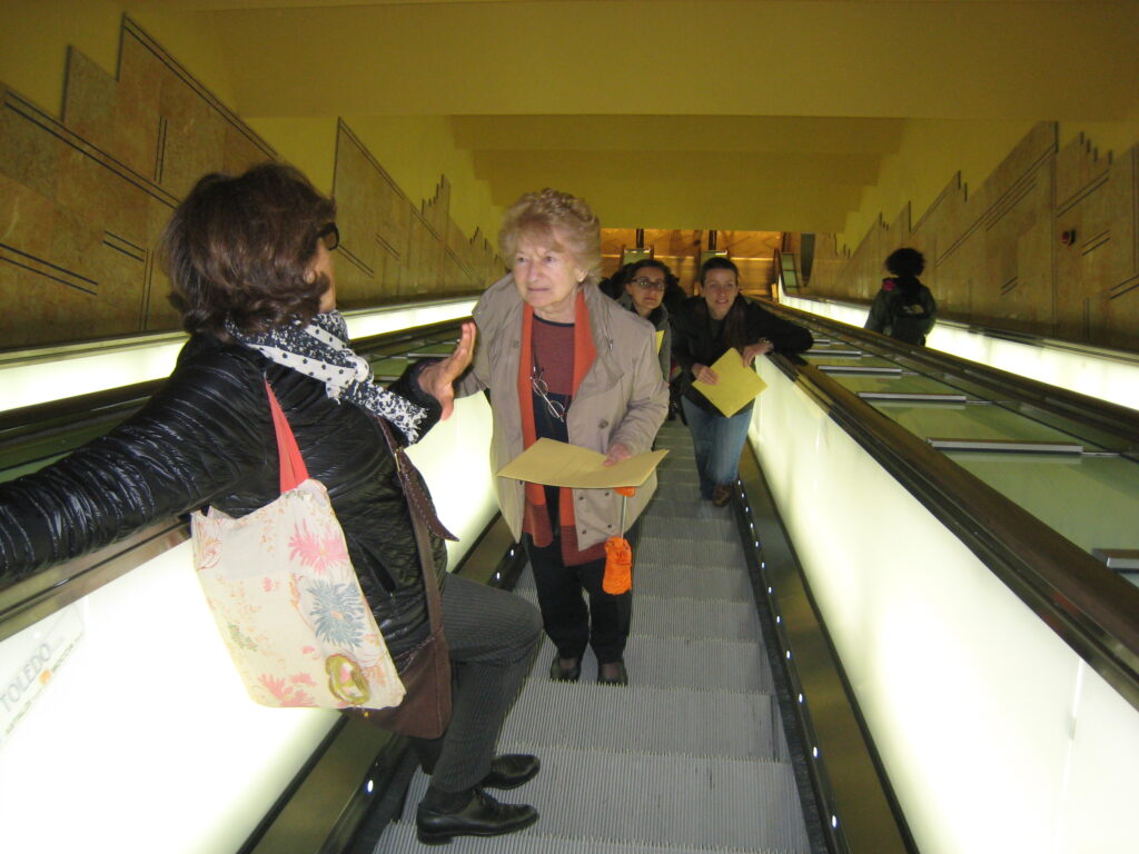 Stazione Toledo, scala mobile, livello tufo