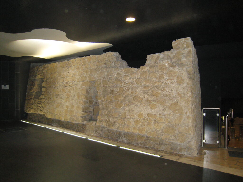 Stazione Toledo, mura aragonesi a vista