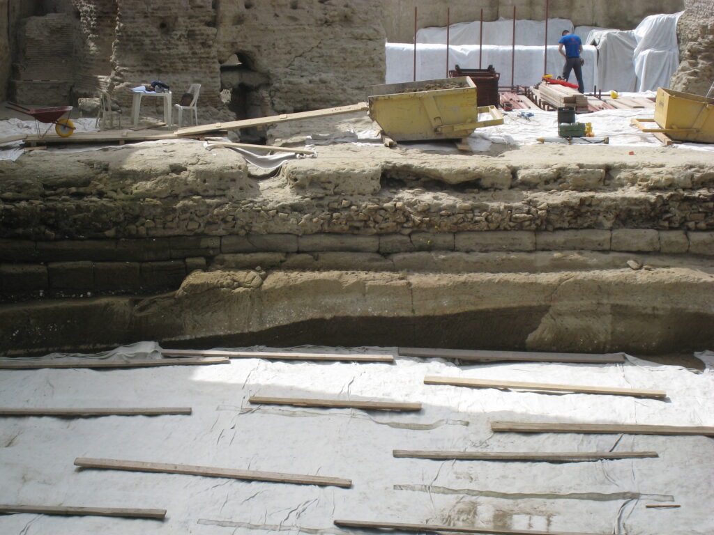 Cantiere Stazione Municipio, ritrovamenti archelogici, particolare della banchina dell'antico porto di Neapolis 