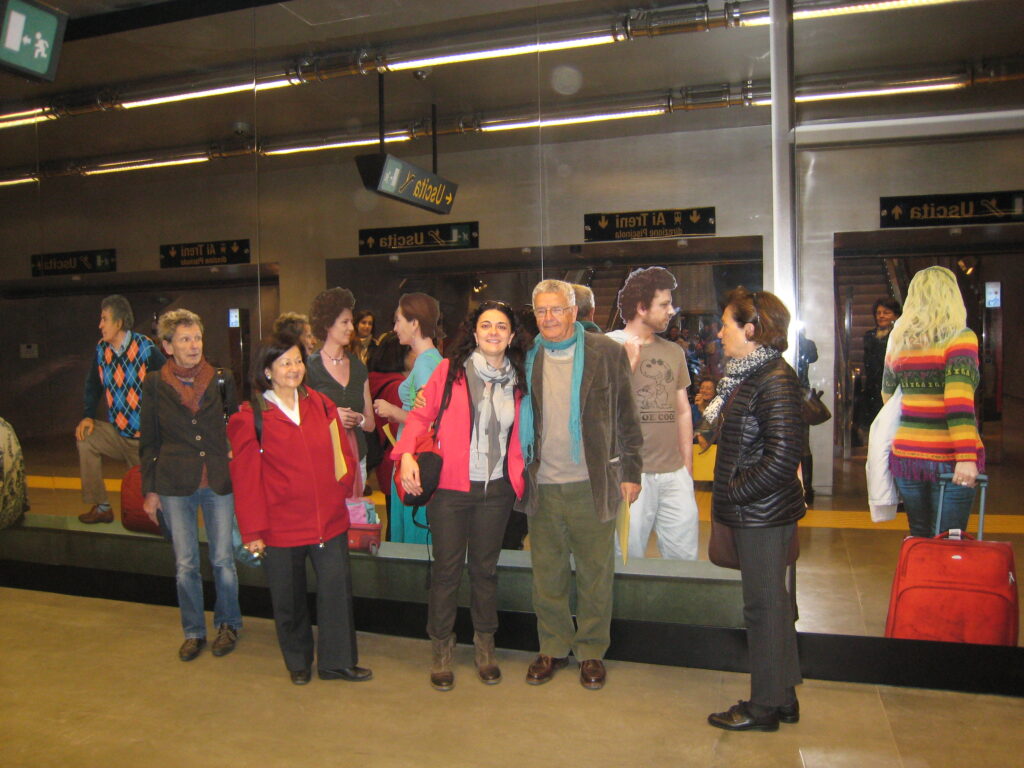 Stazione Garibaldi, alcuni membri della ABB davanti al Quadro Specchiante di Michelangelo Pistoletto