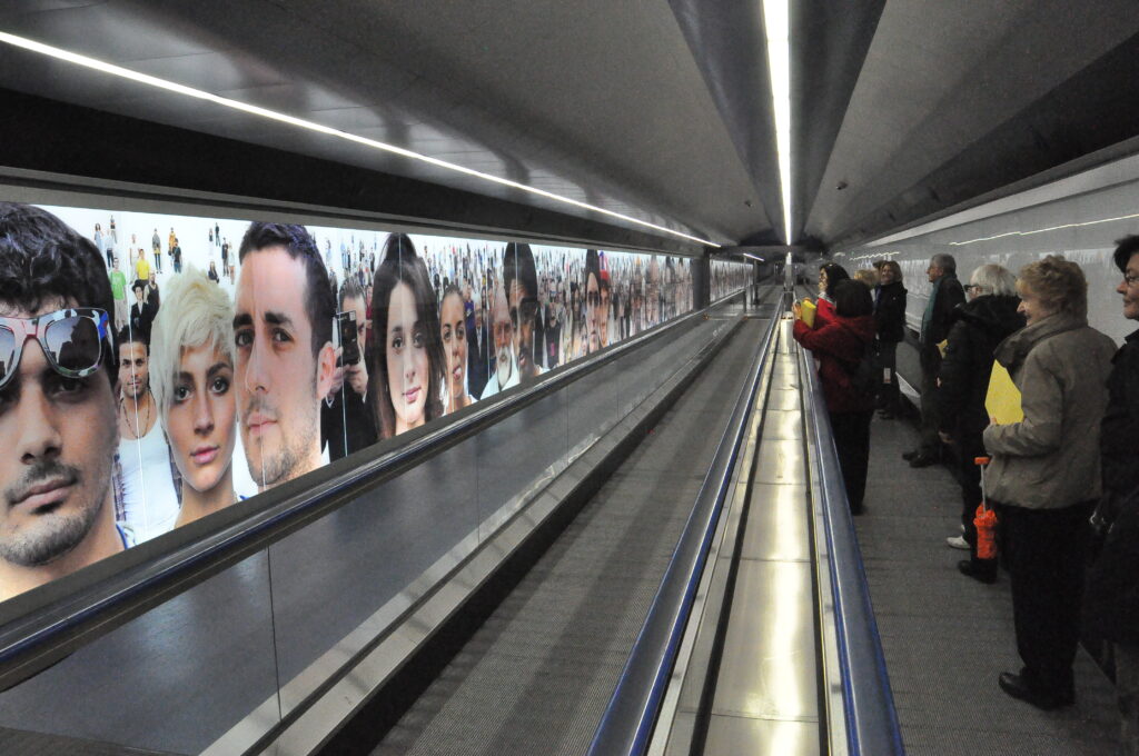 Stazione Toledo, installazione di Oliviero Toscani